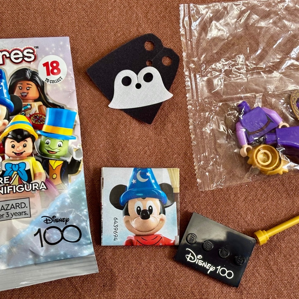 The Queen, Disney 100 with Stand, Accessories, Pamphlet & Bag dis109